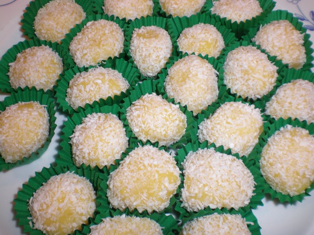 Bejinho de coco  ( Små kokoskyssar)